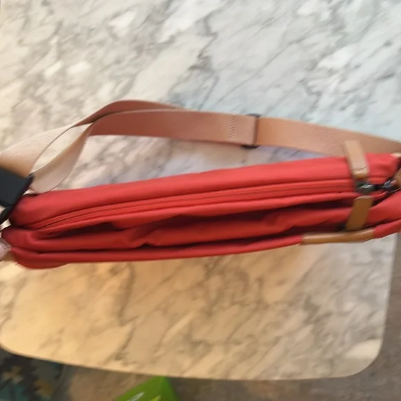 Bellroy Red sling Bag - Picture 4 of 6